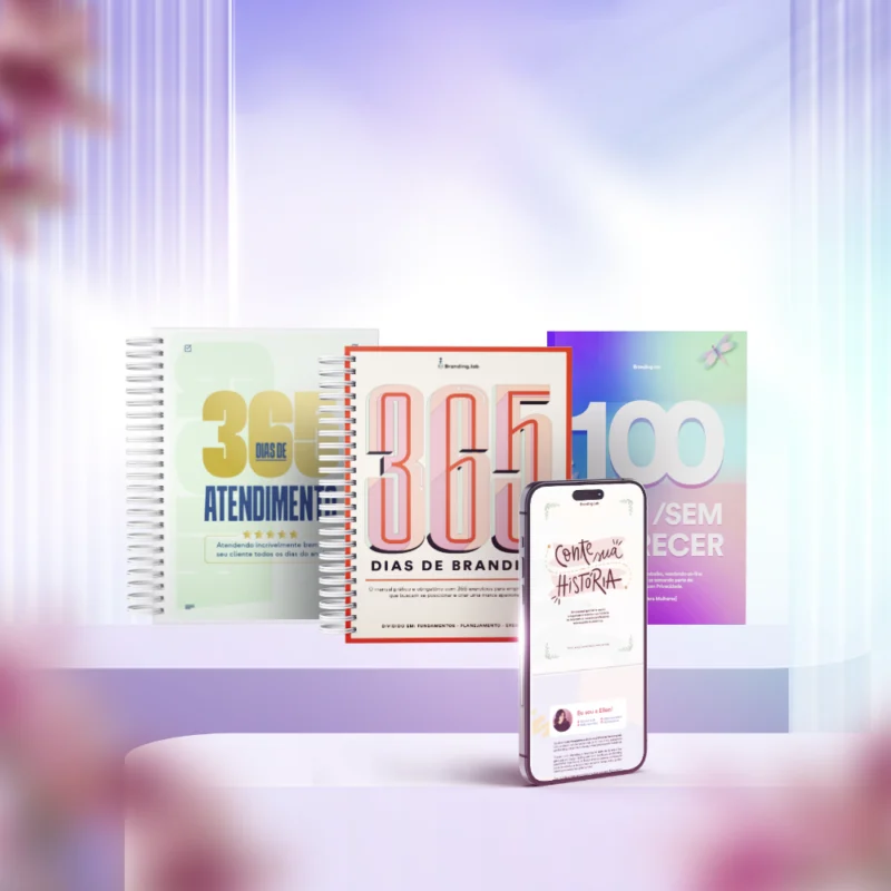Cadernos de branding e atendimento com smartphone na frente.