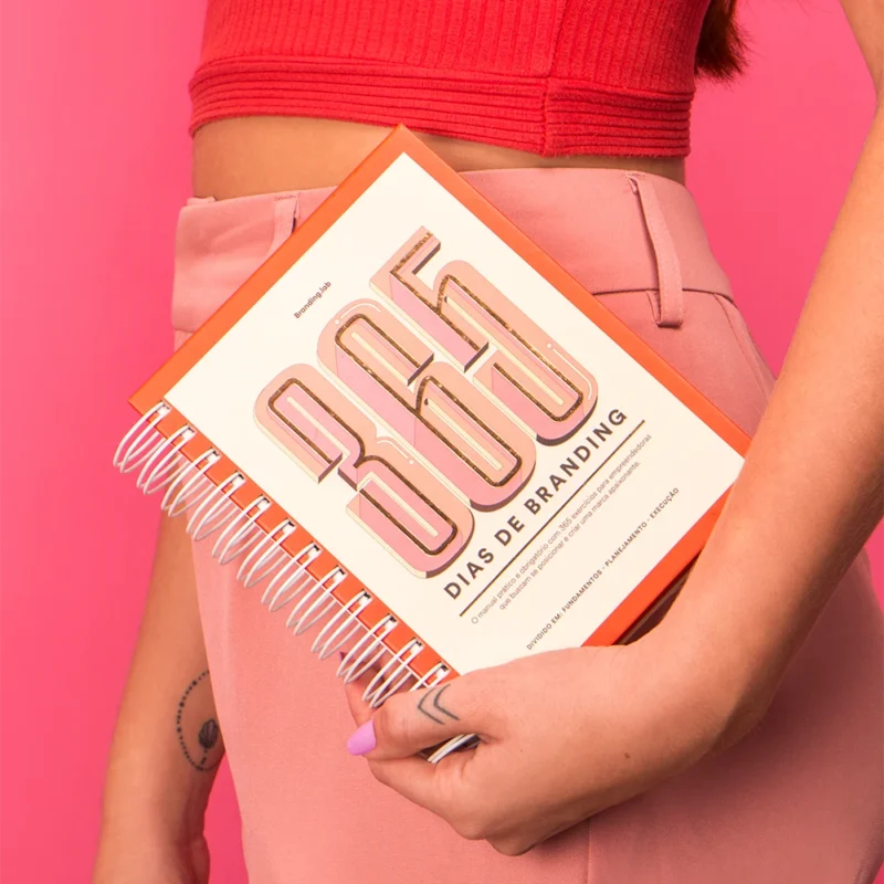 Pessoa segurando livro '365 Dias de Branding'.